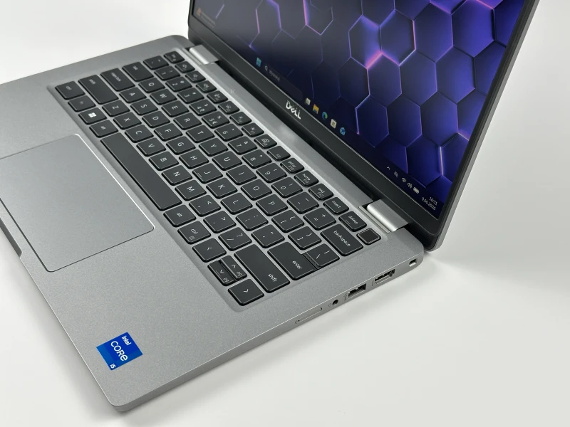 Dell Latitude 5330 - i5-1235U, 8GB RAM, LTE. Lekki laptop biznesowy z klawiaturą US i szybkim interfejsem PCIe NVMe do codziennej pracy mobilnej.