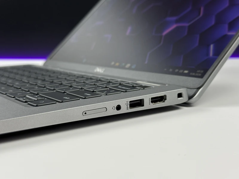 Dell Latitude 5330 - i5-1235U, 8GB RAM, LTE. Lekki laptop biznesowy z klawiaturą US i szybkim interfejsem PCIe NVMe do codziennej pracy mobilnej.