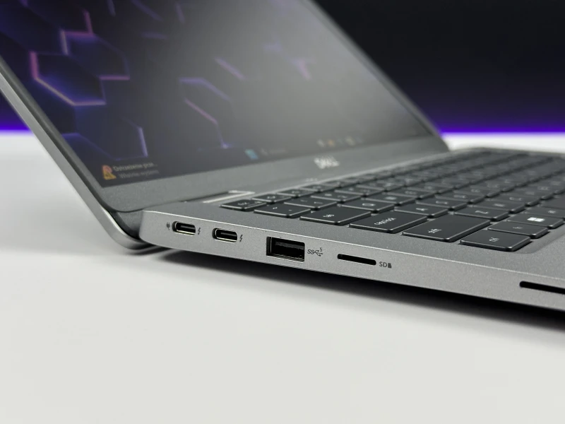Dell Latitude 5330 - i5-1235U, 8GB RAM, LTE. Lekki laptop biznesowy z klawiaturą US i szybkim interfejsem PCIe NVMe do codziennej pracy mobilnej.