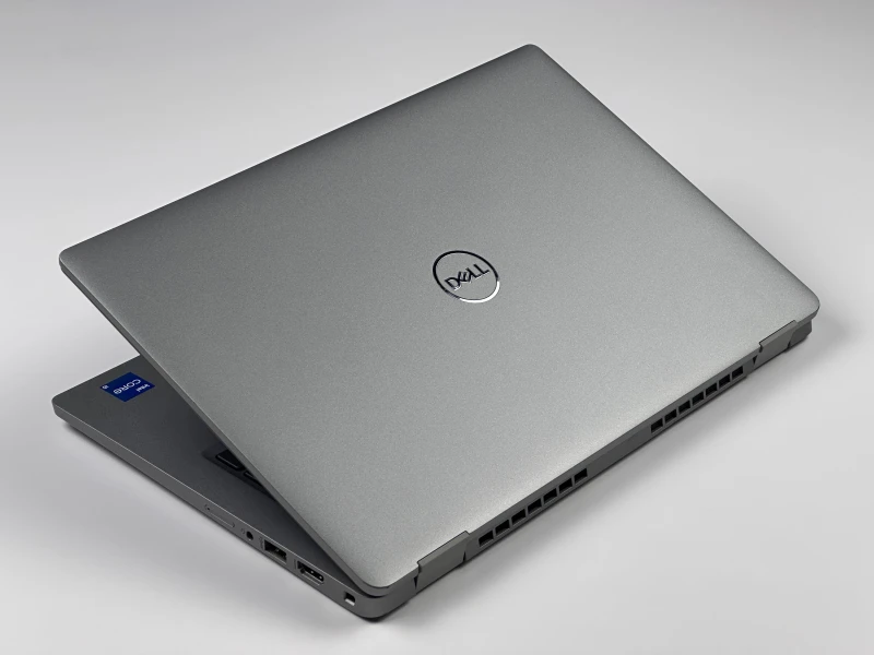 Dell Latitude 5330 - i5-1235U, 8GB RAM, LTE. Lekki laptop biznesowy z klawiaturą US i szybkim interfejsem PCIe NVMe do codziennej pracy mobilnej.