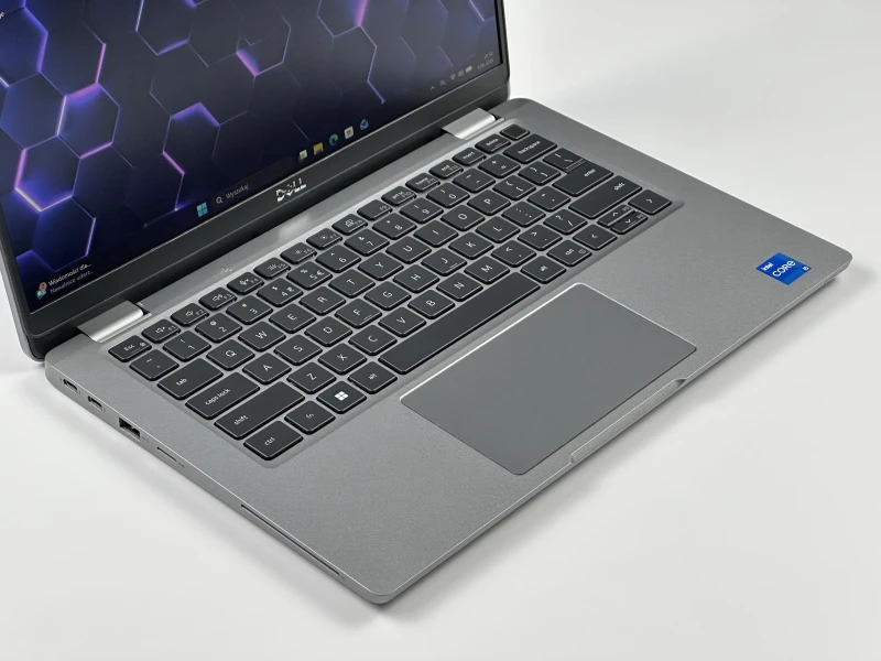 Dell Latitude 5330 - i5-1235U, 8GB RAM, LTE. Lekki laptop biznesowy z klawiaturą US i szybkim interfejsem PCIe NVMe do codziennej pracy mobilnej.