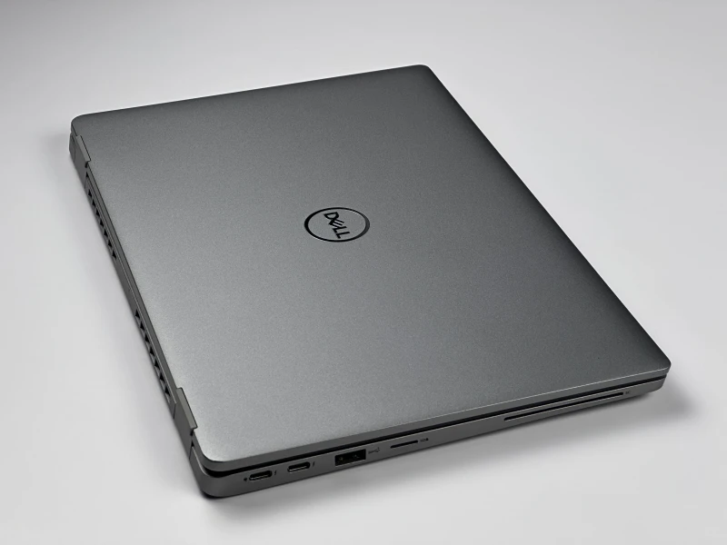 Dell Latitude 5330 - i5-1235U, 8GB RAM, LTE. Lekki laptop biznesowy z klawiaturą US i szybkim interfejsem PCIe NVMe do codziennej pracy mobilnej.