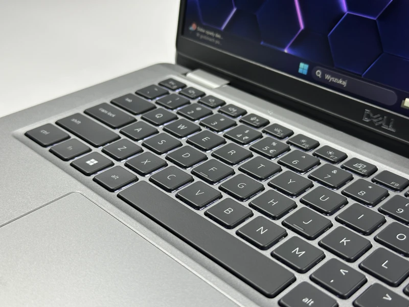 Dell Latitude 5330 - i5-1235U, 8GB RAM, LTE. Lekki laptop biznesowy z klawiaturą US i szybkim interfejsem PCIe NVMe do codziennej pracy mobilnej. Dell Latitude 5330 - i5-1235U, 8GB RAM, LTE. Lekki laptop biznesowy z klawiaturą US i szybkim interfejsem PCIe NVMe do codziennej pracy mobilnej.