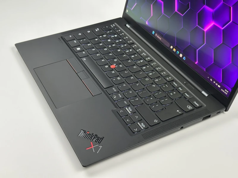 Lenovo ThinkPad X1 Carbon Gen 10 - i7-1265U, 2.8K OLED. Ultralekki laptop z obsługą Thunderbolt 4 i Wi-Fi 6E, stworzony do wymagającej pracy.