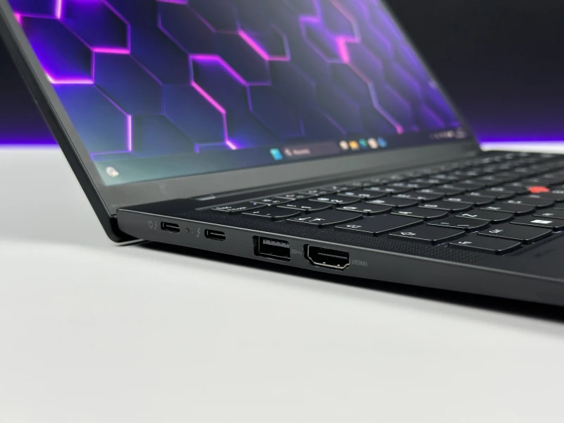 Lenovo ThinkPad X1 Carbon Gen 10 - i7-1265U, 2.8K OLED. Ultralekki laptop z obsługą Thunderbolt 4 i Wi-Fi 6E, stworzony do wymagającej pracy.