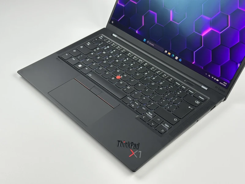 Lenovo ThinkPad X1 Carbon Gen 10 - i7-1265U, 2.8K OLED. Ultralekki laptop z obsługą Thunderbolt 4 i Wi-Fi 6E, stworzony do wymagającej pracy.