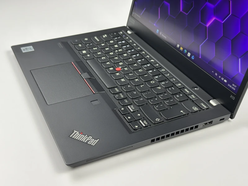Lenovo ThinkPad X13 Gen 1 i7-10610U, 16GB RAM, dotykowy ekran 13,3" FHD   – kompaktowy laptop biznesowy do pracy mobilnej i codziennej.