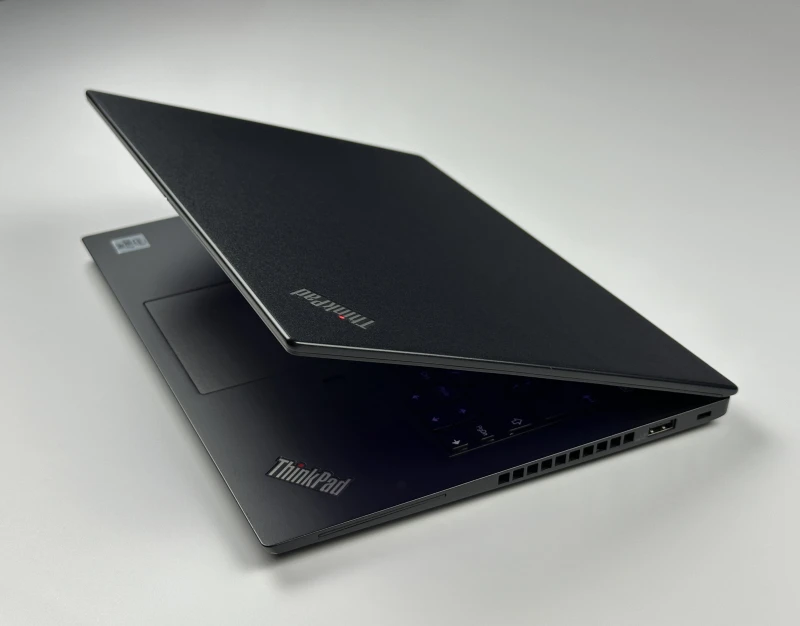 Lenovo ThinkPad X13 Gen 1 i7-10610U, 16GB RAM, dotykowy ekran 13,3" FHD – kompaktowy laptop biznesowy do pracy mobilnej i codziennej. Lenovo ThinkPad X13 Gen 1 i7-10610U, 16GB RAM, dotykowy ekran 13,3" FHD – kompaktowy laptop biznesowy do pracy mobilnej i codziennej.