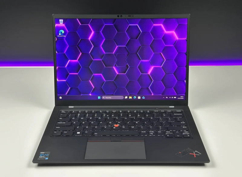 Lenovo ThinkPad X1 Carbon Gen 9 i7-1185G7, 16GB, 14" FHD+ – ultralekki laptop biznesowy z podświetlaną klawiaturą US i obsługą polskich znaków.