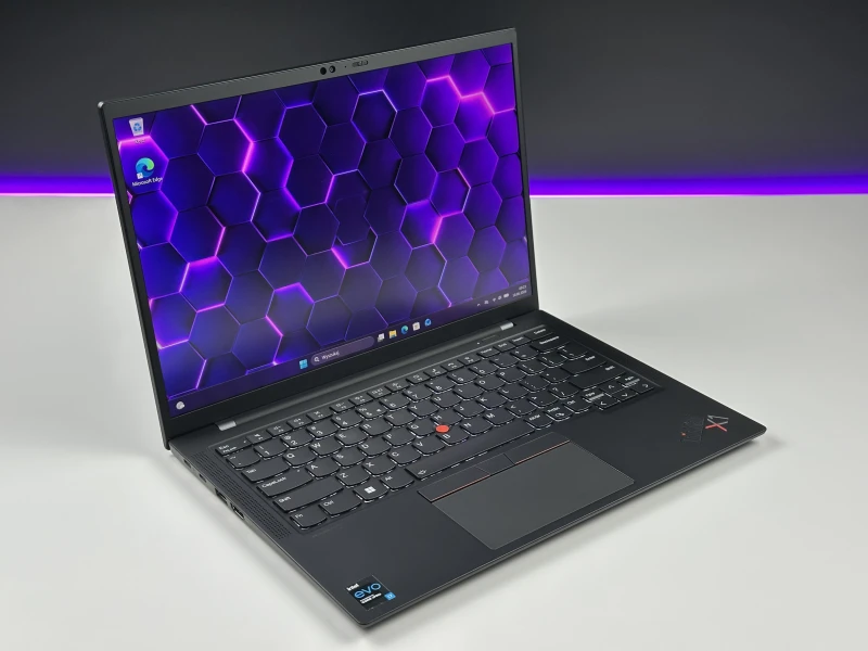 Lenovo ThinkPad X1 Carbon Gen 9 i7-1185G7, 16GB, 14" FHD+ – ultralekki laptop biznesowy z podświetlaną klawiaturą US i obsługą polskich znaków.