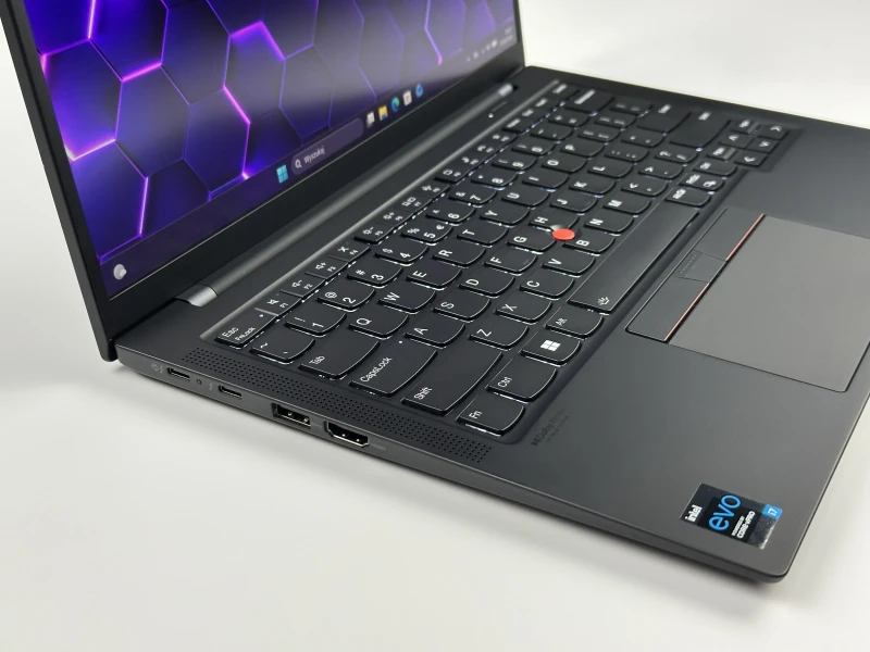 Lenovo ThinkPad X1 Carbon Gen 9 i7-1185G7, 16GB, 14" FHD+ – ultralekki laptop biznesowy z podświetlaną klawiaturą US i obsługą polskich znaków.