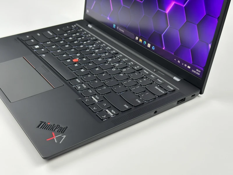 Lenovo ThinkPad X1 Carbon Gen 9 i7-1185G7, 16GB, 14" FHD+ – ultralekki laptop biznesowy z podświetlaną klawiaturą US i obsługą polskich znaków.