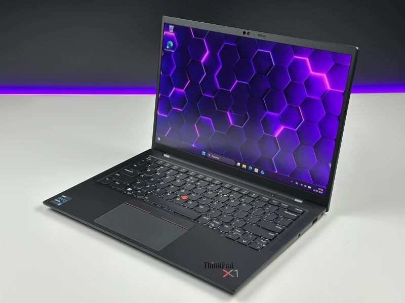 Lenovo ThinkPad X1 Carbon Gen 9 i7-1185G7, 16GB, 14" FHD+ – ultralekki laptop biznesowy z podświetlaną klawiaturą US i obsługą polskich znaków.