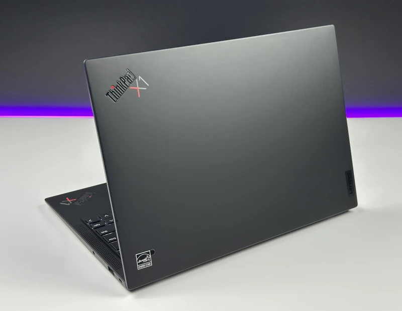 Lenovo ThinkPad X1 Carbon Gen 9 i7-1185G7, 16GB, 14" FHD+ – ultralekki laptop biznesowy z podświetlaną klawiaturą US i obsługą polskich znaków.