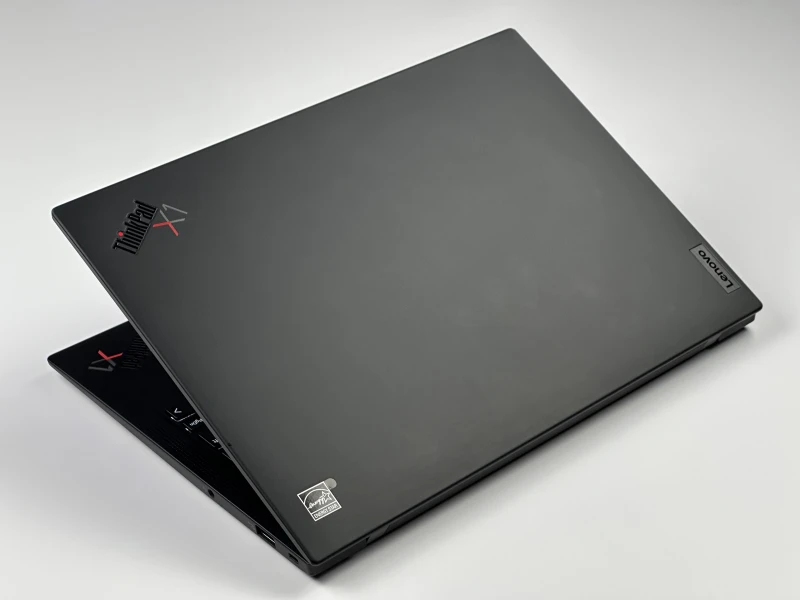 Lenovo ThinkPad X1 Carbon Gen 9 i7-1185G7, 16GB, 14" FHD+ – ultralekki laptop biznesowy z podświetlaną klawiaturą US i obsługą polskich znaków.