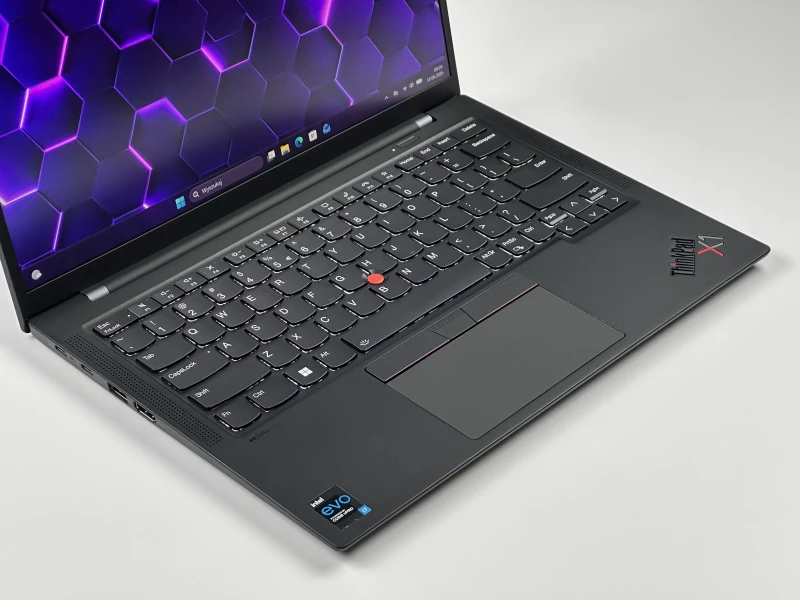 Lenovo ThinkPad X1 Carbon Gen 9 i7-1185G7, 16GB, 14" FHD+ – ultralekki laptop biznesowy z podświetlaną klawiaturą US i obsługą polskich znaków.