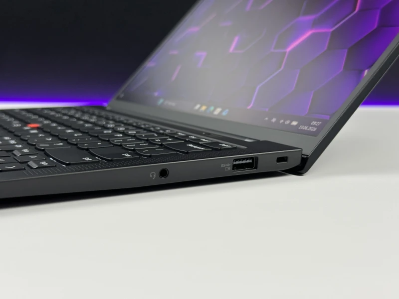 Lenovo ThinkPad X1 Carbon Gen 9 i7-1185G7, 16GB, 14" FHD+ – ultralekki laptop biznesowy z podświetlaną klawiaturą US i obsługą polskich znaków.