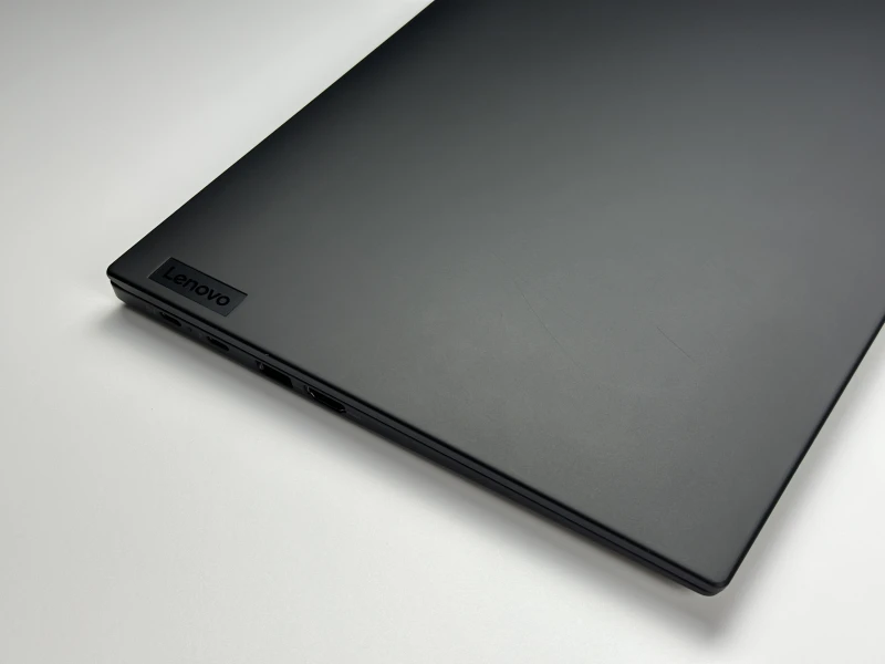 Lenovo ThinkPad X1 Carbon Gen 9 i7-1185G7, 16GB, 14" FHD+ – ultralekki laptop biznesowy z podświetlaną klawiaturą US i obsługą polskich znaków.