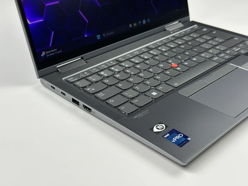 Lenovo ThinkPad X1 Yoga Gen7 - i5-1250P, FHD+ dotyk z filtrem prywatyzującym. Konwertowalny laptop z rysikiem w obudowie i aluminiową konstrukcją.
