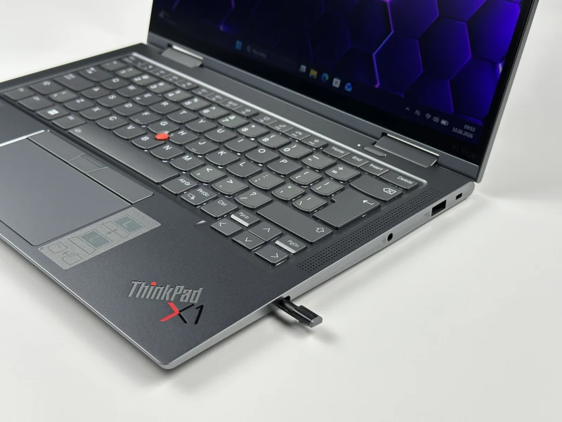Lenovo ThinkPad X1 Yoga Gen7 - i5-1250P, FHD+ dotyk z filtrem prywatyzującym. Konwertowalny laptop z rysikiem w obudowie i aluminiową konstrukcją.