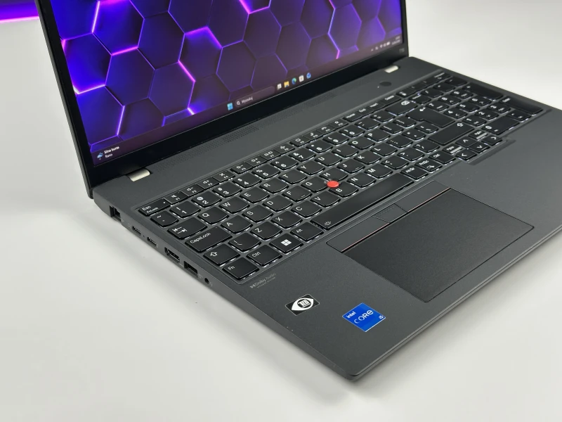 Lenovo ThinkPad T16 Gen 1 - procesor i5-1235U QHD+, modem LTE. Biznesowy laptop z dużą przestrzenią roboczą, wyposażony w Thunderbolt 4.