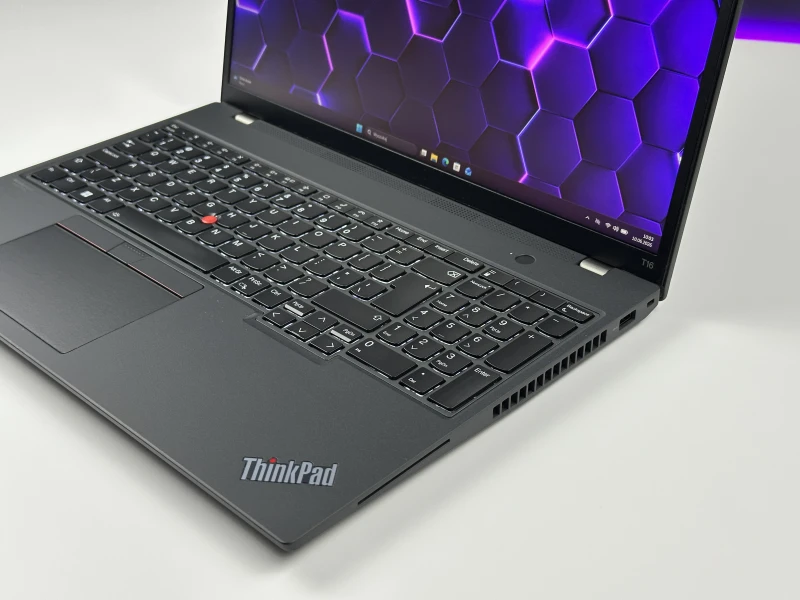Lenovo ThinkPad T16 Gen 1 - procesor i5-1235U QHD+, modem LTE. Biznesowy laptop z dużą przestrzenią roboczą, wyposażony w Thunderbolt 4.