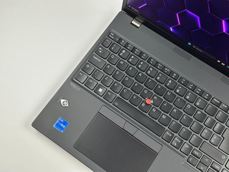 Lenovo ThinkPad T16 Gen 1 - procesor i5-1235U QHD+, modem LTE. Biznesowy laptop z dużą przestrzenią roboczą, wyposażony w Thunderbolt 4.
