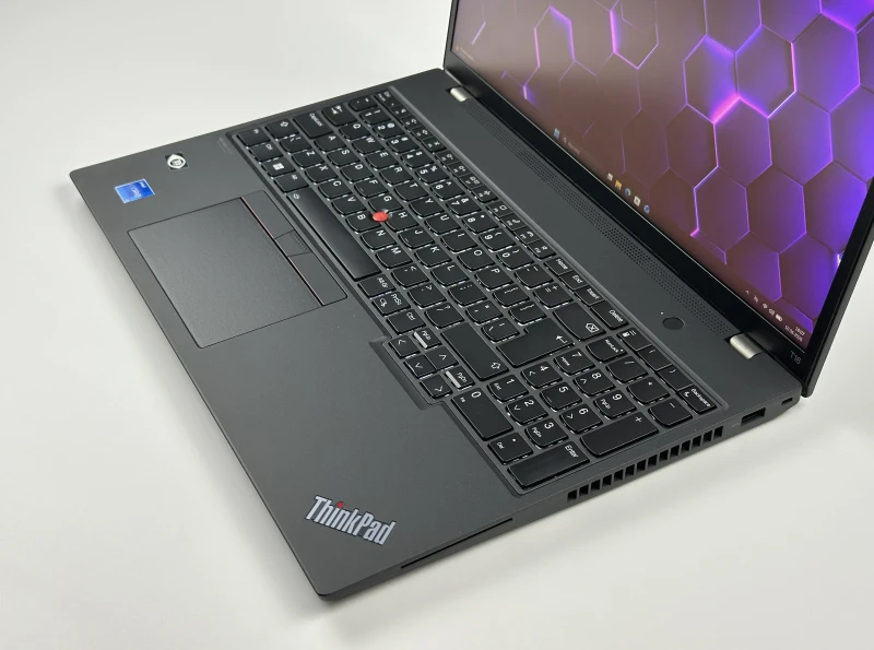 Lenovo ThinkPad T16 Gen 1 - procesor i5-1235U QHD+, modem LTE. Biznesowy laptop z dużą przestrzenią roboczą, wyposażony w Thunderbolt 4.