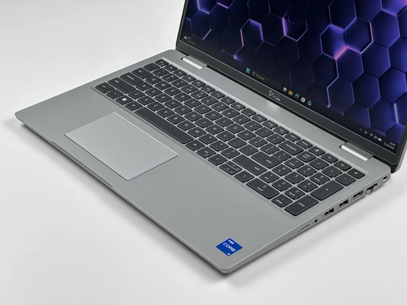 Dell Latitude 5530 – i5-1235U, LTE i ekran FHD 15,6". Nowoczesny laptop biznesowy do pracy mobilnej, wideorozmów i codziennych zadań.