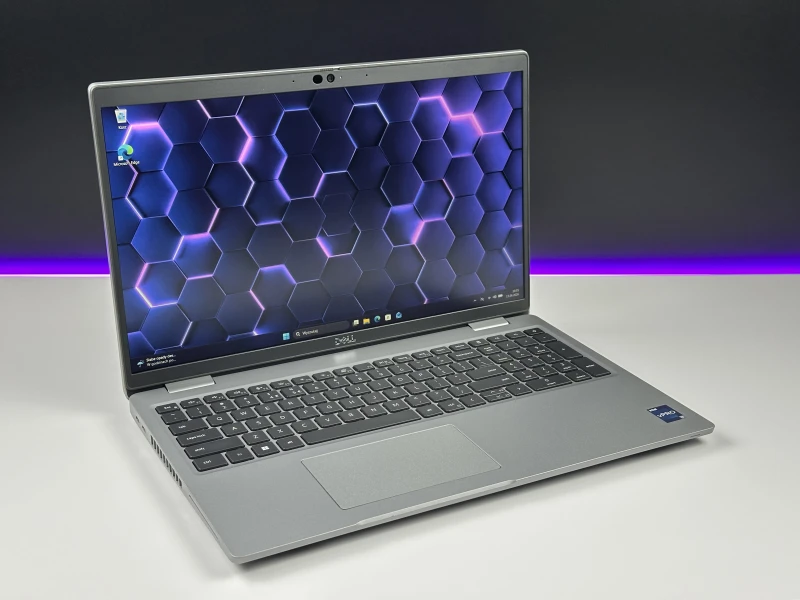 Dell Latitude 5530 - i7-1265U, 15.6", LTE. Biznesowy laptop z klawiaturą US oraz obsługą Thunderbolt 4, zapewniający wygodną pracę.