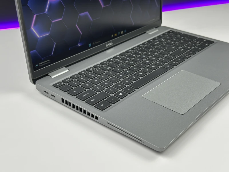 Dell Latitude 5530 - i7-1265U, 15.6", LTE. Biznesowy laptop z klawiaturą US oraz obsługą Thunderbolt 4, zapewniający wygodną pracę.