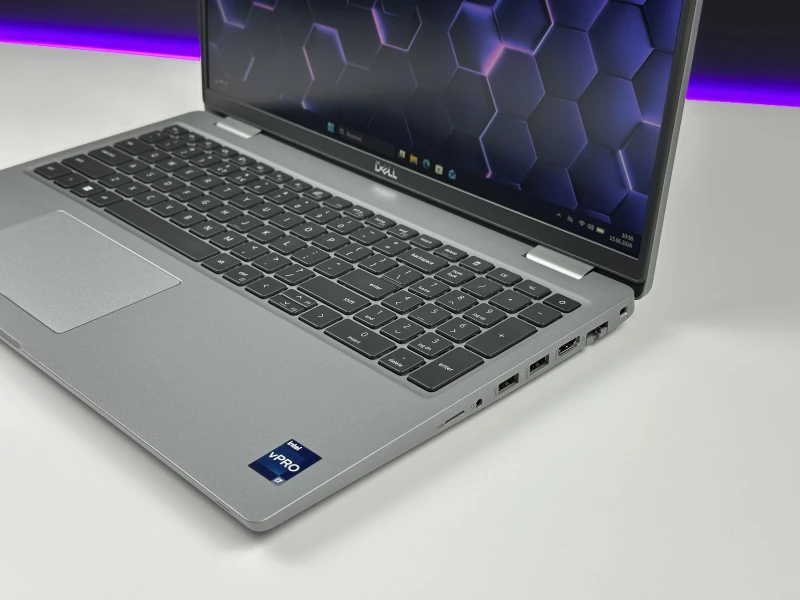 Dell Latitude 5530 - i7-1265U, 15.6", LTE. Biznesowy laptop z klawiaturą US oraz obsługą Thunderbolt 4, zapewniający wygodną pracę.
