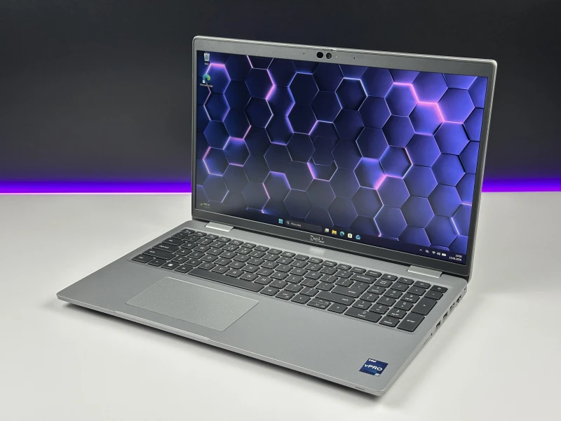 Dell Latitude 5530 - i7-1265U, 15.6", LTE. Biznesowy laptop z klawiaturą US oraz obsługą Thunderbolt 4, zapewniający wygodną pracę.