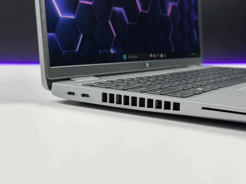 Dell Latitude 5530 - i7-1265U, 15.6", LTE. Biznesowy laptop z klawiaturą US oraz obsługą Thunderbolt 4, zapewniający wygodną pracę.