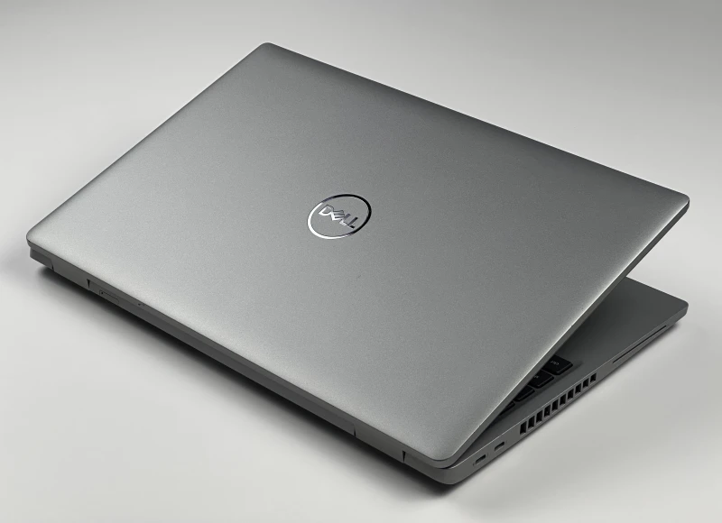 Dell Latitude 5530 - i7-1265U, 15.6", LTE. Biznesowy laptop z klawiaturą US oraz obsługą Thunderbolt 4, zapewniający wygodną pracę.