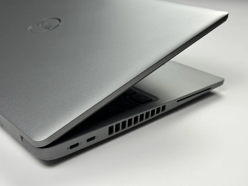 Dell Latitude 5530 - i7-1265U, 15.6", LTE. Biznesowy laptop z klawiaturą US oraz obsługą Thunderbolt 4, zapewniający wygodną pracę.