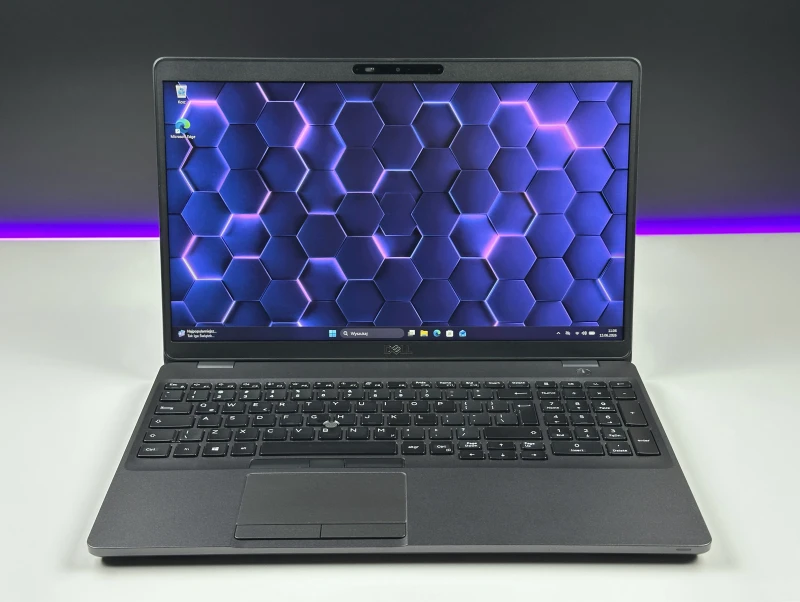 Dell Latitude 5500 - procesor i7-8665U, ekran 15.6", modem LTE. Solidny laptop biznesowy z pełnowymiarową klawiaturą i złączem USB-C.