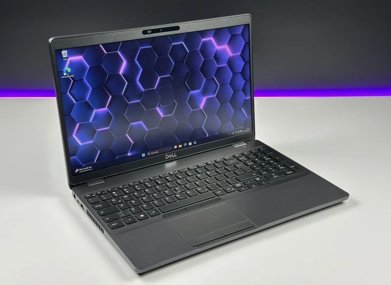 Dell Latitude 5500 - procesor i7-8665U, ekran 15.6", modem LTE. Solidny laptop biznesowy z pełnowymiarową klawiaturą i złączem USB-C.