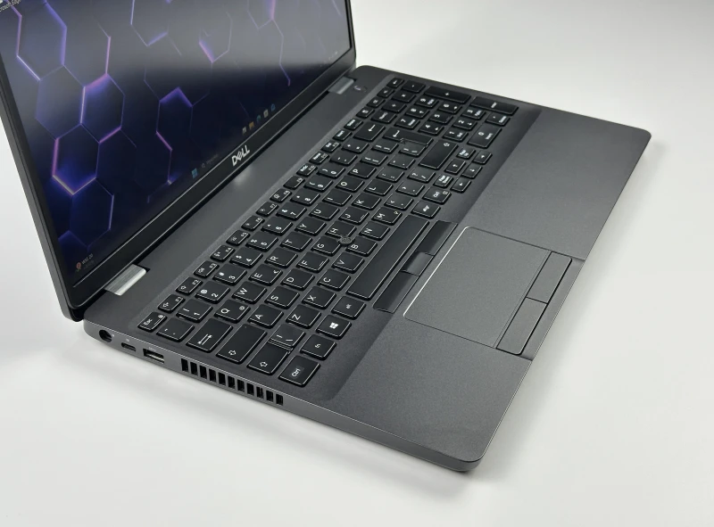 Dell Latitude 5500 - procesor i7-8665U, ekran 15.6", modem LTE. Solidny laptop biznesowy z pełnowymiarową klawiaturą i złączem USB-C.