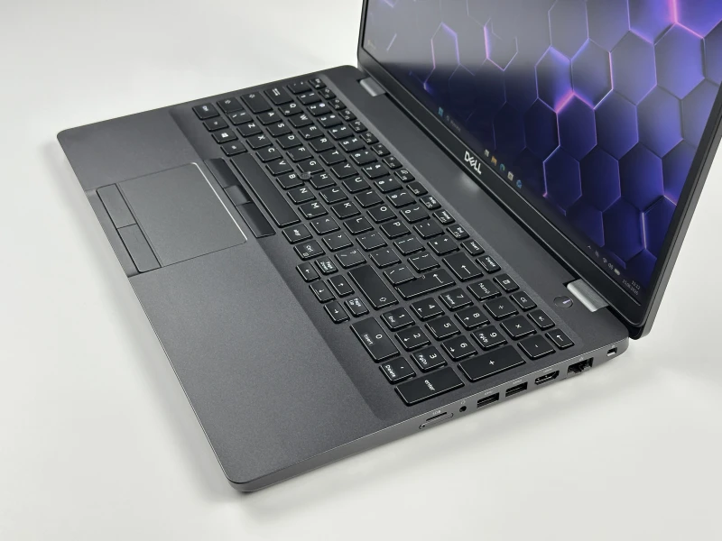 Dell Latitude 5500 - procesor i7-8665U, ekran 15.6", modem LTE. Solidny laptop biznesowy z pełnowymiarową klawiaturą i złączem USB-C.