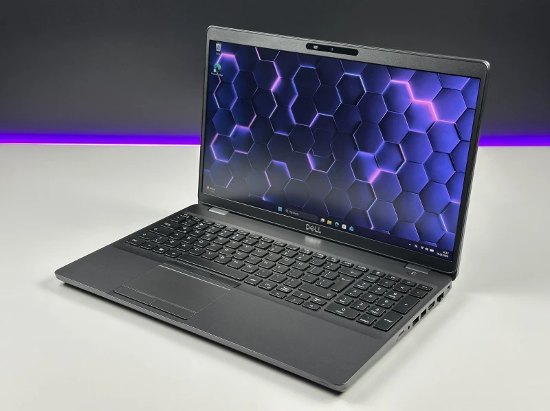 Dell Latitude 5500 - procesor i7-8665U, ekran 15.6", modem LTE. Solidny laptop biznesowy z pełnowymiarową klawiaturą i złączem USB-C.