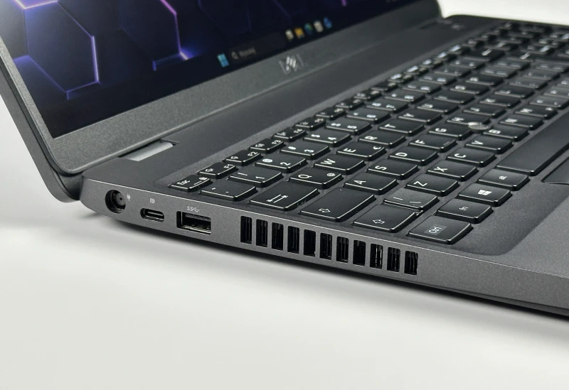 Dell Latitude 5500 - procesor i7-8665U, ekran 15.6", modem LTE. Solidny laptop biznesowy z pełnowymiarową klawiaturą i złączem USB-C.