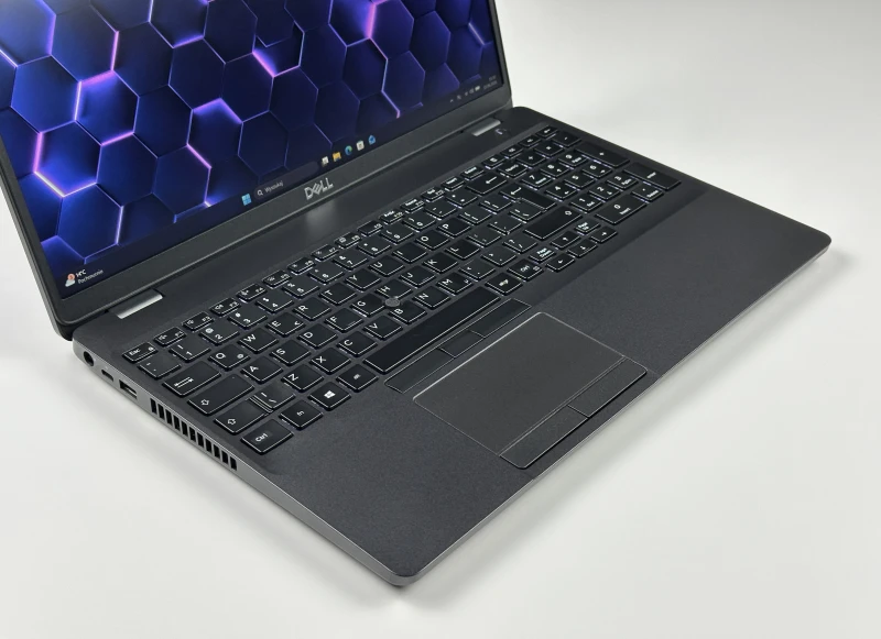 Dell Latitude 5500 - procesor i7-8665U, ekran 15.6", modem LTE. Solidny laptop biznesowy z pełnowymiarową klawiaturą i złączem USB-C.