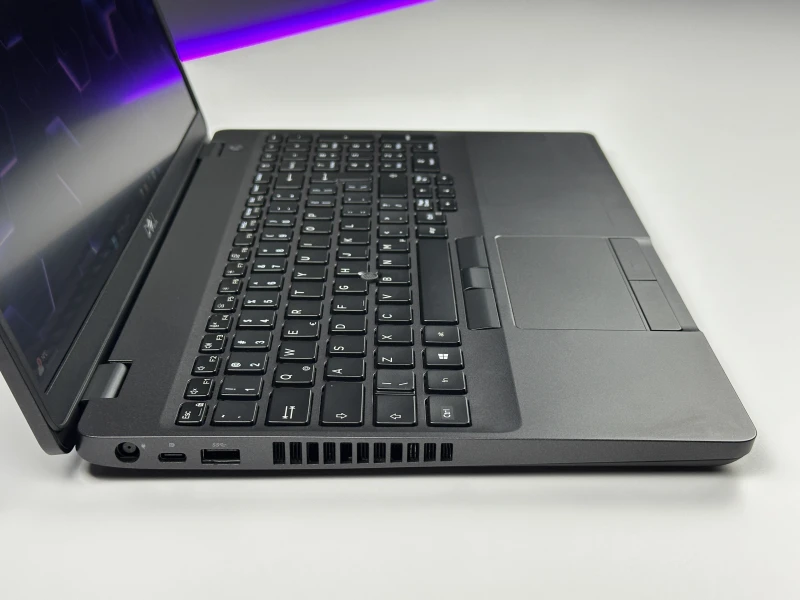 Dell Latitude 5500 - procesor i7-8665U, ekran 15.6", modem LTE. Solidny laptop biznesowy z pełnowymiarową klawiaturą i złączem USB-C.