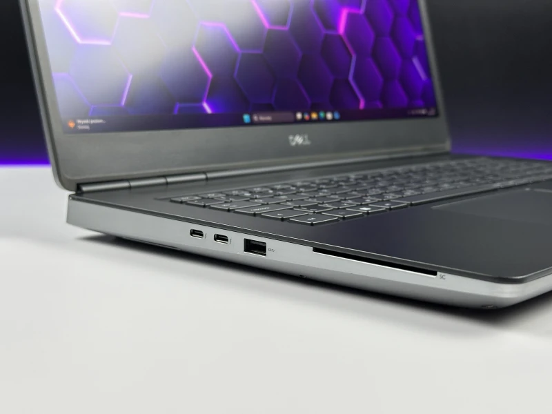 Dell Precision 7750 - procesor i7-10850H, ekran 17.3", karta Quadro RTX 3000. Profesjonalna stacja robocza stworzona do CAD i projektów 3D.