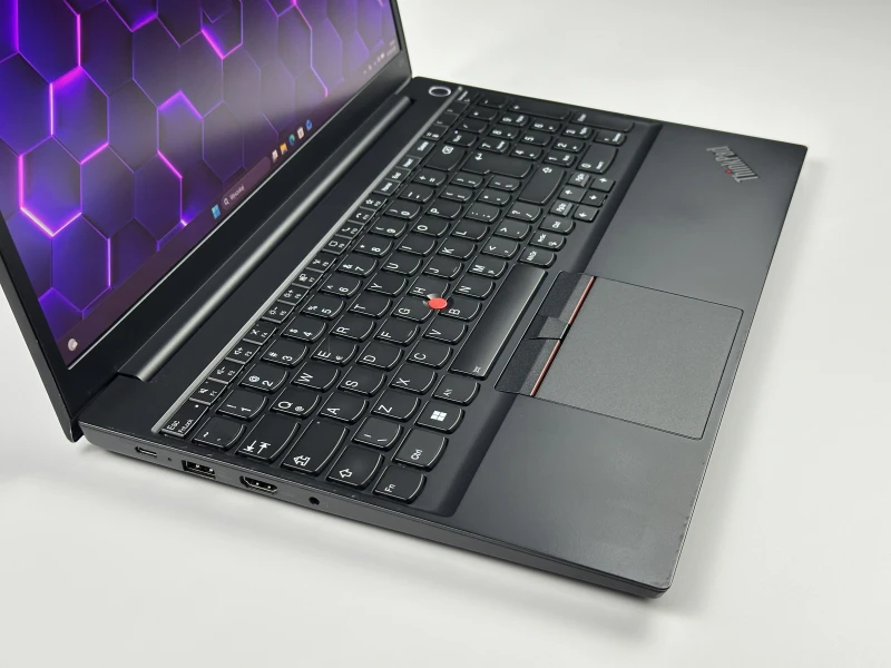 Lenovo ThinkPad E15 Gen 2 - i7-1165G7, 15.6", MX450. Biznesowy laptop z czytnikiem linii papilarnych, wyposażony w Wi-Fi 6 i złącze Thunderbolt 4.