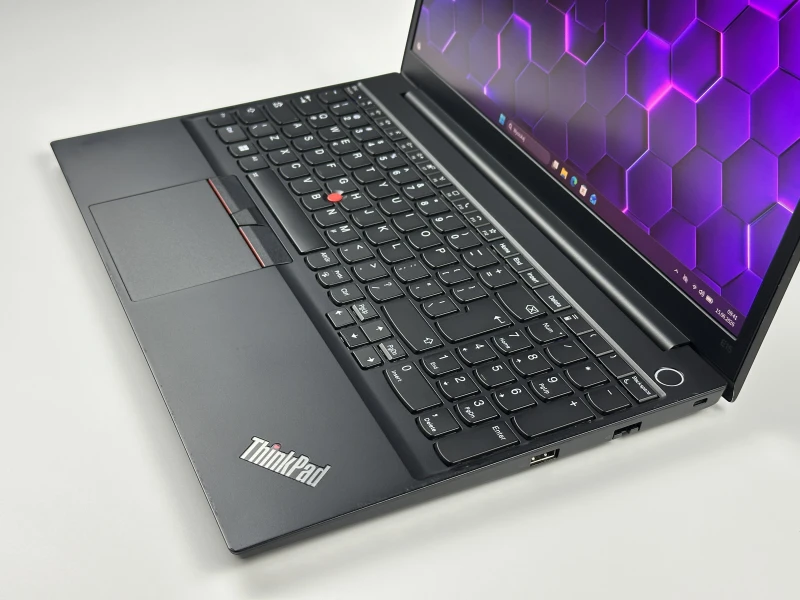 Lenovo ThinkPad E15 Gen 2 - i7-1165G7, 15.6", MX450. Biznesowy laptop z czytnikiem linii papilarnych, wyposażony w Wi-Fi 6 i złącze Thunderbolt 4.
