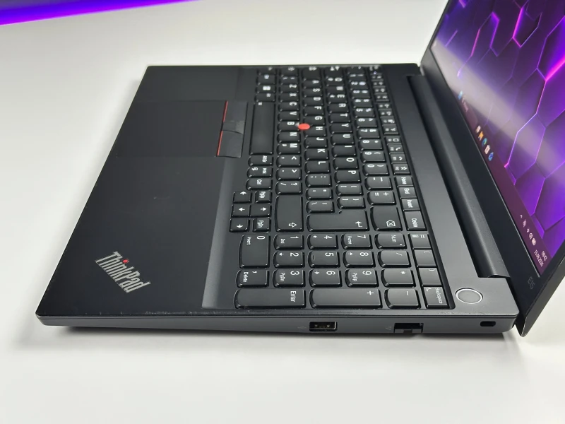 Lenovo ThinkPad E15 Gen 2 - i7-1165G7, 15.6", MX450. Biznesowy laptop z czytnikiem linii papilarnych, wyposażony w Wi-Fi 6 i złącze Thunderbolt 4.