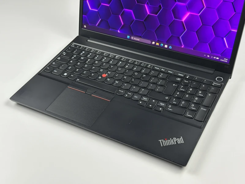 Lenovo ThinkPad E15 Gen 2 - i7-1165G7, 15.6", MX450. Biznesowy laptop z czytnikiem linii papilarnych, wyposażony w Wi-Fi 6 i złącze Thunderbolt 4.