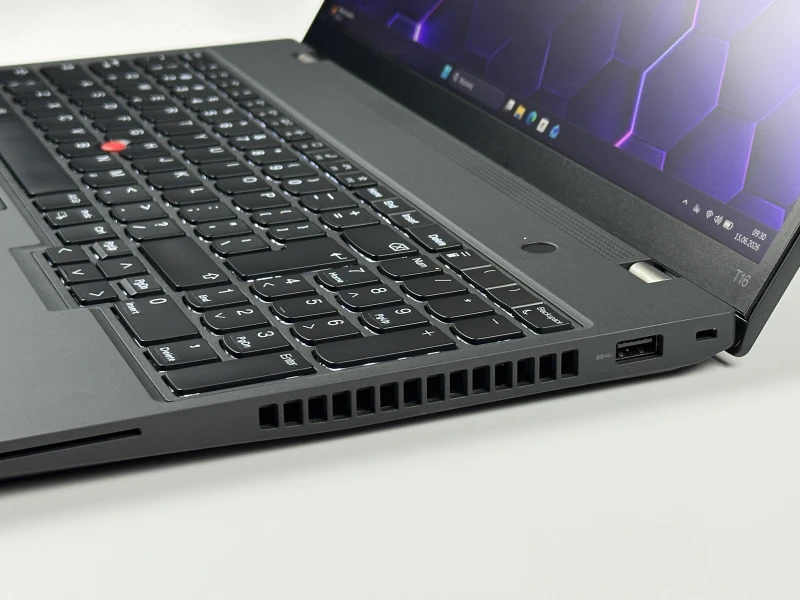 Lenovo ThinkPad T16 Gen 1 - procesor i5-1235U QHD+, modem LTE. Biznesowy laptop z dużą przestrzenią roboczą, wyposażony w Thunderbolt 4.